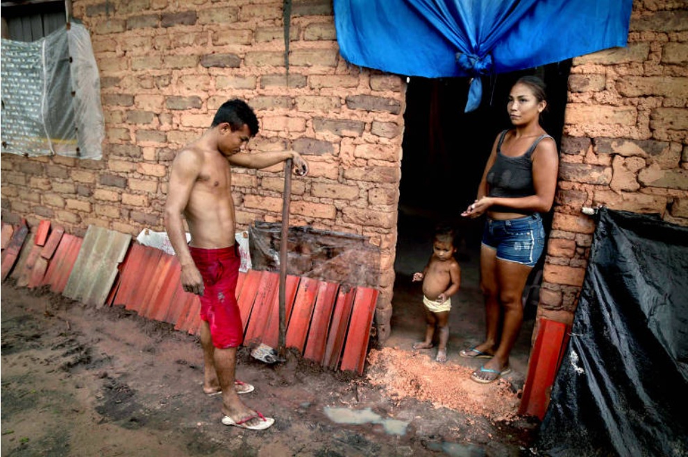 Denislon Araújo dos Santos e Ivanete Ribeiro dos Santos voltaram usar lenha para cozinhar